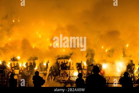 Belgrade, Serbie. 1 mars 2020. Les fans de Partizan éclairent une torhces. Crédit: Nikola Krstic/Alay Live News Banque D'Images