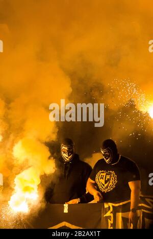 Belgrade, Serbie. 1 mars 2020. Les fans de Partizan éclairent une torhces. Crédit: Nikola Krstic/Alay Live News Banque D'Images