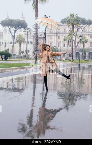 Femme dansant sous la pluie, Rome, Lazio, Italie Banque D'Images