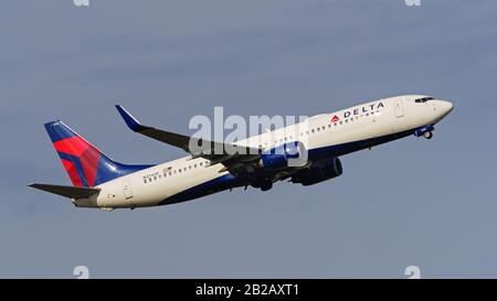 21 février 2020, Richmond (Colombie-Britannique), Canada : un avion-jet à une allée de Delta Air Lines Boeing 737-800 (N3744F) aéroporté après le décollage de l'aéroport international de Vancouver. (Image De Crédit : © Bayne Stanley/Zuma Wire) Banque D'Images