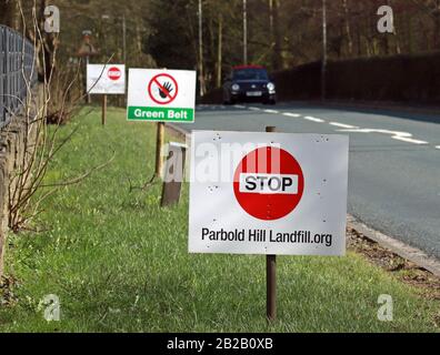 Signe de protestation « Stop » le long de l'A5209, Hall Lane à Appley Bridge, Lancashire. Il y a des préoccupations locales au sujet du basculement sur un ancien site de remplissage des terres. Banque D'Images