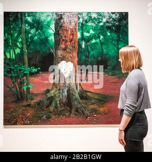 Hayward Gallery, Londres, Royaume-Uni. 2 mars 2020. Un assistant pose avec le « Nouveau romantique » de George Shaw. « parmi les Arbres » de la galerie Hayward est une exposition monumentale qui réimagine comment nous pensons aux arbres et aux forêts, et comment ils ont façonné la civilisation humaine. Plus de 80 travaux sont affichés. Il est valable du 4 mars au 17 mai. Crédit: Imagetraceur/Alay Live News Banque D'Images