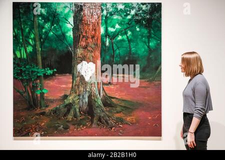 Hayward Gallery, Londres, Royaume-Uni. 2 mars 2020. Un assistant pose avec le « Nouveau romantique » de George Shaw. « parmi les Arbres » de la galerie Hayward est une exposition monumentale qui réimagine comment nous pensons aux arbres et aux forêts, et comment ils ont façonné la civilisation humaine. Plus de 80 travaux sont affichés. Il est valable du 4 mars au 17 mai. Crédit: Imagetraceur/Alay Live News Banque D'Images