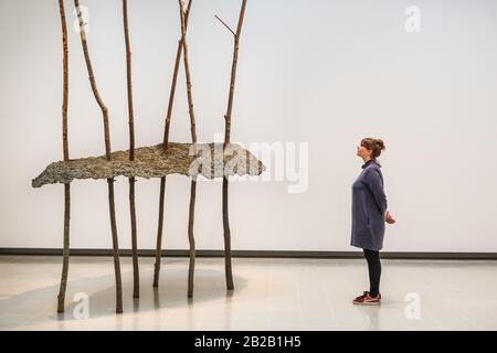 Hayward Gallery, Londres, Royaume-Uni. 2 mars 2020. Un assistant pose avec Guiseppe Penone's 'Soffio di Foglie'. « parmi les Arbres » de la galerie Hayward est une exposition monumentale qui réimagine comment nous pensons aux arbres et aux forêts, et comment ils ont façonné la civilisation humaine. Plus de 80 travaux sont affichés. Il est valable du 4 mars au 17 mai. Crédit: Imagetraceur/Alay Live News Banque D'Images