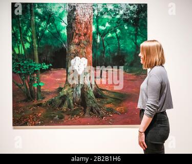 Hayward Gallery, Londres, Royaume-Uni. 2 mars 2020. Un assistant pose avec le « Nouveau romantique » de George Shaw. « parmi les Arbres » de la galerie Hayward est une exposition monumentale qui réimagine comment nous pensons aux arbres et aux forêts, et comment ils ont façonné la civilisation humaine. Plus de 80 travaux sont affichés. Il est valable du 4 mars au 17 mai. Crédit: Imagetraceur/Alay Live News Banque D'Images