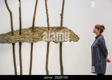 Hayward Gallery, Londres, Royaume-Uni. 2 mars 2020. Un assistant pose avec Guiseppe Penone's 'Soffio di Foglie'. « parmi les Arbres » de la galerie Hayward est une exposition monumentale qui réimagine comment nous pensons aux arbres et aux forêts, et comment ils ont façonné la civilisation humaine. Plus de 80 travaux sont affichés. Il est valable du 4 mars au 17 mai. Crédit: Imagetraceur/Alay Live News Banque D'Images