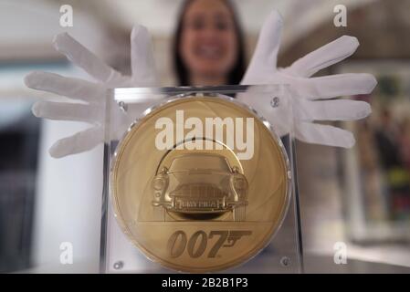 Retransmission - ajout de la valeur faciale de la pièce de monnaie. Une pièce de monnaie unique de 7 kilo d'or James Bond d'une valeur nominale de 7 000 £ conçue par Laura Clancy, la plus grande pièce de monnaie ayant la valeur nominale la plus élevée à produire dans l'histoire de la monnaie royale de 1 100 ans - lors du lancement d'une nouvelle pièce de monnaie James Bond Et la collection Gold bar avant la sortie du 25ème film James Bond, pas De Temps À mourir, à l'exposition Bond in Motion au London Film Museum, Londres. Banque D'Images