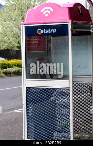 Phonebox avec point WiFi dans Australian Country Town Banque D'Images