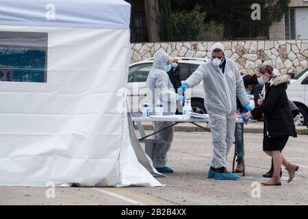 Jérusalem, Israël. 2 mars 2020. Les Israéliens de moins de 14 jours de quarantaine obligatoire pour leur domicile, en raison d'une exposition soupçonnée au coronavirus, exercent leur droit de vote lors de la troisième série des élections nationales d'Israël de 2020 pour le parlement, la 23ème Knesset, dans des bureaux de vote spéciaux érigés pour les accueillir. Crédit: Nir Alon/Alay Live News Banque D'Images