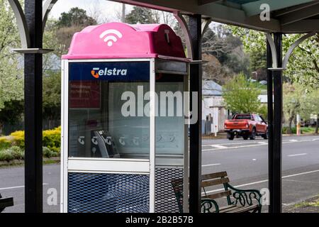 Phonebox avec point WiFi dans Australian Country Town Banque D'Images