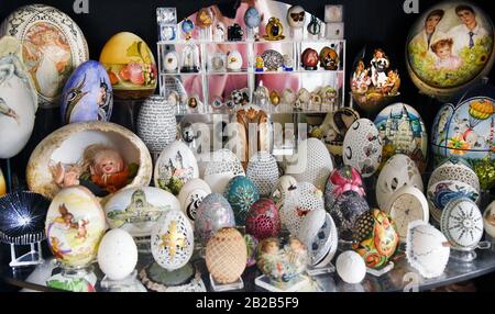 28 février 2020, Saxe, Leipzig: Dans une vitrine du collectionneur et de l'artiste de Pâques Kerstin Dischereit il y a beaucoup d'oeufs de Pâques décorés. Kerstin Dischereit a recueilli environ 5000 œufs de Pâques du monde entier, dont certains sont exceptionnellement conçus, à partir d'œufs d'autruche de 12 à 17 centimètres de taille, d'œufs d'émeu de 13 centimètres de taille, d'œufs de canard de 9 centimètres de taille et d'œufs d'escargot de quelques millimètres de taille. Le calliographe formé est connu comme une artiste d'oeuf elle-même depuis plus de 20 ans, a déjà conçu des milliers d'oeufs de Pâques en utilisant une grande variété de techniques et participe avec Banque D'Images