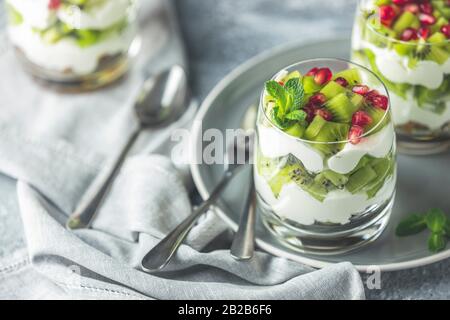Repas santé à base de céréales, de yaourts et de kiwi. Délicieux repas pour le petit déjeuner. Collation américaine traditionnelle. Banque D'Images