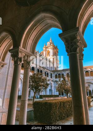 Le monastère d'Alcobaça est un complexe monastique catholique situé dans la ville d'Alcobaça, dans le centre du Portugal, à 120 km au nord de Lisbonne Banque D'Images