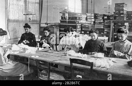 Les femmes façonnent les plumes d'autruche dans une usine. Banque D'Images