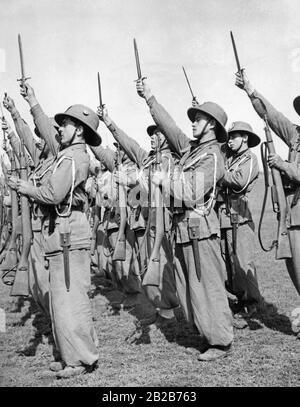 Les jeunes italiens des colonies exercent dans un camp de la Balilla, l'organisation de jeunes du Parti fasciste national italien fondé en 1926. Banque D'Images