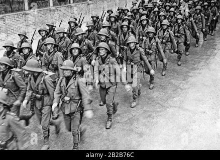 Un bataillon de Greyshirts italiens (Grauhemden) participent à des exercices tactiques pour la guerre à Abyssinia. Banque D'Images