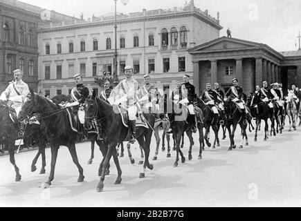 La célébration de Jahn qui a eu lieu en 1911 à l'occasion du 100ème anniversaire du gymnase en plein air (allemand: Turnplatz) dans le Hasenheide à Berlin. Les étudiants à cheval participent également à la procession. Banque D'Images