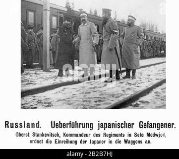 Le commandant des troupes à Selo Medwjed, colonel Stankevitch, devant un train avec des captifs japonais. Banque D'Images