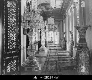 Un couloir dans le palais Dolmabahce d'Istanbul avec de magnifiques chandeliers et vases. Photo non datée, probablement à partir des années 1930. Banque D'Images