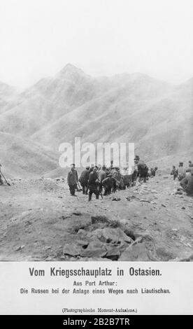 Les travailleurs russes construisant une rue dans l'arrière-pays de Port Arthur, aujourd'hui Lüshunkou. Banque D'Images