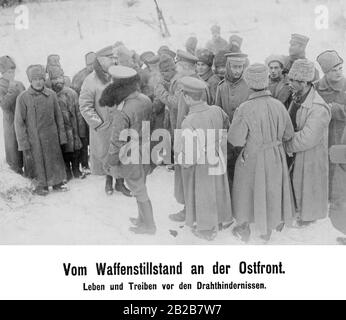 Les soldats russes et allemands se rencontrent entre les enchevêtrements de fils dans le pays de l'homme sur un sol neutre. Banque D'Images