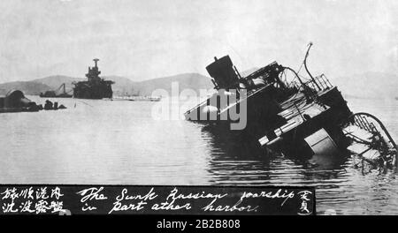 Un navire de guerre russe en naufrage après l'attaque japonaise sur la flotte de Port Arthur, aujourd'hui Lüshunkou. Banque D'Images