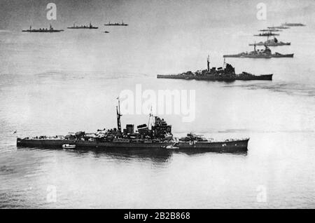 Vue sur la mer près de Tokyo. Certains navires de guerre de la Marine impériale japonaise entrent dans le port de Tokyo après une manœuvre navale au large de la côte. (Photo non datée, env. années 1930) Banque D'Images