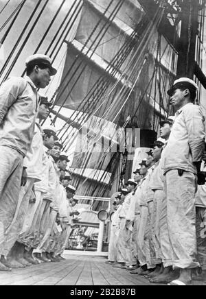 Des cadets de l'École navale de Tokyo de la Marine impériale japonaise se sont alignés sur le pont de leur navire d'entraînement Taisei Matsu. Banque D'Images