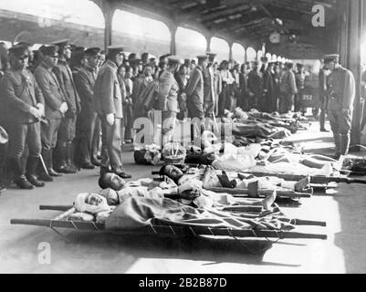 80 soldats japonais blessés ont été reçus à la gare de Tokyo le 3 novembre 1937. Ils ont été blessés dans les combats en Chine pendant la seconde guerre entre le Japon et la Chine. Banque D'Images