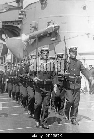 La garde d'honneur du croiseur Ashigara de la Marine impériale japonaise s'est alignée sur le pont du navire. Le croiseur visitait la semaine de Kiel. (Photo non datée, env. années 1930) Banque D'Images