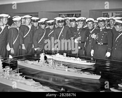 Un groupe de marins japonais du croiseur Ashigara de la Marine impériale japonaise visite l'exposition militaire 'Gebt mir vier Jahre Zeit' (anglais: Donnez-moi quatre ans) à Berlin. Banque D'Images