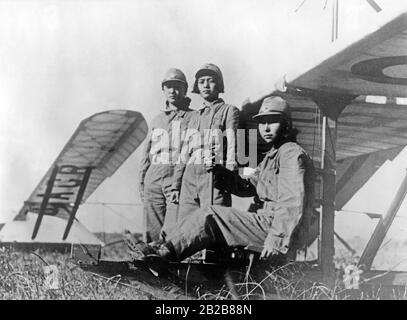 Trois jeunes femmes au Japon lors de leur entraînement de planeur dans un aérodrome près de Tokyo. Banque D'Images