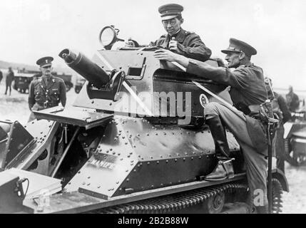 Frère de l'empereur japonais Hirohito, prince Chichibu dans un char de l'armée britannique lors d'une visite à Aldershot au Royaume-Uni. Banque D'Images