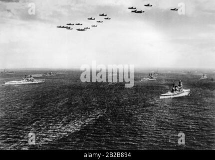 Vue sur la mer au large de la côte japonaise lors d'une manœuvre de flotte de la Marine impériale japonaise. Banque D'Images