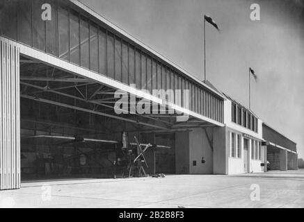 Vue sur un hangar d'avions à l'aéroport de Berlin-Tempelhof, 1925. Banque D'Images