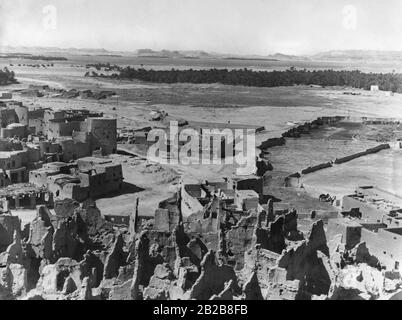 Ruines de la ville oasis de Siwa dans le nord-ouest de l'Egypte, où quelques milliers de personnes vivaient à cette époque. Un château ruiné domine la ville. Banque D'Images