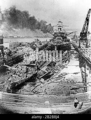 L'un des quais de la base navale américaine Pearl Harbor après l'attaque japonaise du 7 décembre 1941. Banque D'Images