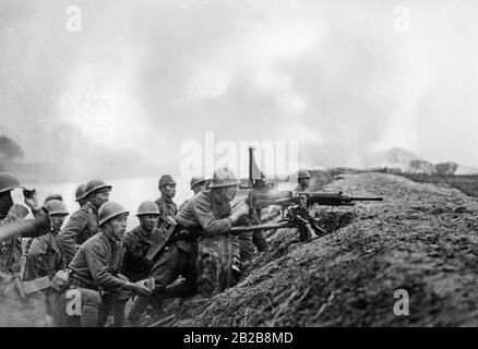 Un groupe de soldats japonais dans un placement d'armes pendant une bataille. Banque D'Images