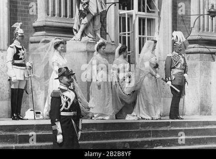 Wilhelm et la princesse Victoria Margaret de Prusse attendent la marche de la compagnie honoraire du First Guard Regiment. Les dames de gauche: Mlle von Gehring, Mlle von Strombeck et Freiin von dem Knesebeck. Banque D'Images