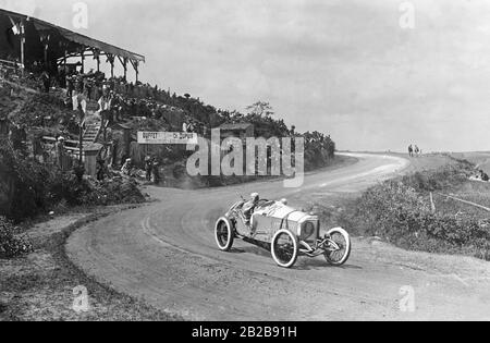 Christian Lautenschlager avec son co-pilote Hans Rieger dans la voiture de course Mercedes avec le numéro 28 au Grand Prix de France à Lyon. Il a pris la 1ère place dans cette course devant deux autres voitures de course Mercedes. Banque D'Images