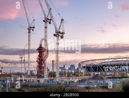 Site de construction pour East Bank / Stratford Waterside dans le parc olympique de Londres, stratford, en regardant vers le stade et l'orbite Banque D'Images