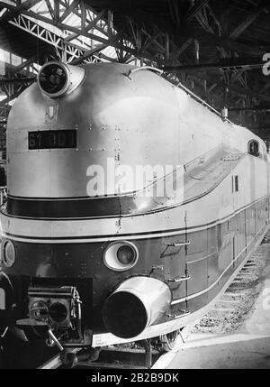 Une locomotive à vapeur rationalisée lors de l'exposition '100 Ans de chemins de fer allemands' à Nuremberg. Locomotives à vapeur rationalisées avant 1945, locomotives : historiques, chemins de fer. Banque D'Images