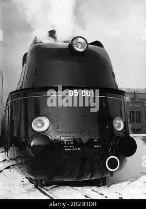 Le premier voyage de la locomotive express de classe 05 (05001) de Deutsche Reichsbahn (chemin de fer allemand Reich) avec un corps profilé, ayant le numéro 001, construit à partir de 1935 par le Borsig Lokomotiv Werke Berlin-Tegel. Locomotives à vapeur rationalisées avant 1945, locomotives : historiques, chemins de fer. Banque D'Images