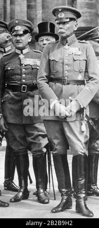 La chancelière à court terme Kurt von Schleicher (à gauche) et le chef du Reichswehr général von Seeckt (à droite) lors de la cérémonie de constitution de 1924. Banque D'Images