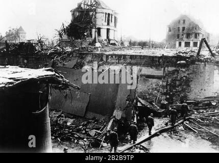 Les soldats traversent le canal des Ardennes sur un pont après que le pont routier a été soufflé pendant le retrait des troupes françaises. Photo: Schlickum Banque D'Images