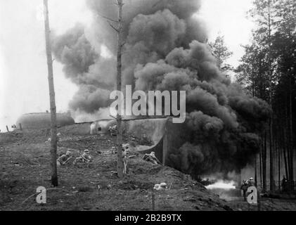 Les pionniers allemands pratiquent la lutte contre les bunkers dans un bunker de la ligne Maginot. Banque D'Images