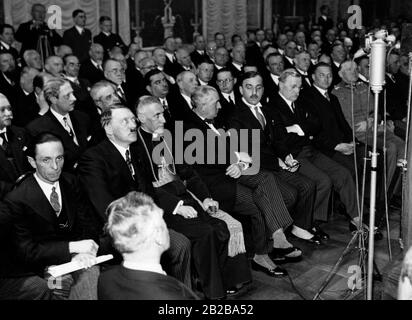 Événement au Ministère de la propagande Reich le 06.04.1933. De gauche à droite : Joseph Goebbels, Adolf Hitler, le Noncio Ppale Cesare Orsenigo. Banque D'Images