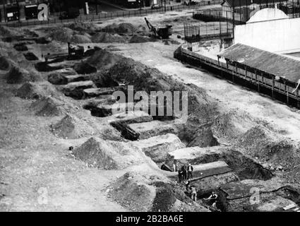 La construction d'abris souterrains en béton est en plein essor. Les refuges devraient pouvoir accueillir environ 100 000 personnes. La plupart des abris sont construits à l'aide d'anciennes fortifications. La photo montre l'un des nombreux abris sur le boulevard Murat. Banque D'Images