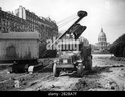 Travaux de construction au cours des dernières semaines de paix à Paris. Pour se protéger contre les raids aériens, une pelle hydraulique excave la terre dans un parc devant les Invalides pour construire des tranchées et des abris souterrains. Banque D'Images