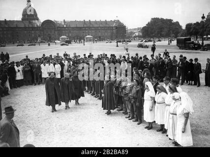 Mobilisation en France au cours des dernières semaines de paix avant la seconde Guerre mondiale. À Paris, les volontaires sont formés en tant que gardiens de raid aérien. Sur une place devant les membres des Invalides (trois femmes au milieu, à gauche: Louise Weiss, Julie Cremieux) de la Légion d'honneur inspectent les nouveaux gardiens de raid aérien bénévoles. Banque D'Images